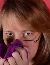 Four-eyed mature masturbates and smells her purple panties