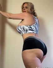 Blonde mature willingly demonstrates big-tits and huge ass