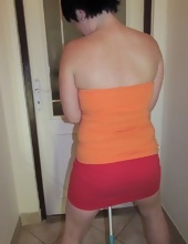Brunette mom postpones cleaning to demonstrate twat and tits