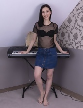 Sexy mature nudes pics of skinny mom with hairy cunt spreading legs