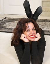 Sexy naked women pictures of playful mature posing solo in the corridor