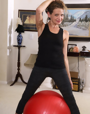 Sporty milf sex model is making sexy naked women pictures at fitness