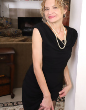 Steaming hot sexy mature nudes pics of gorgeous milf porn photo model