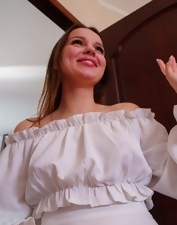 Brunette shows her gorgeous pussy in a free online vid