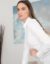 Sexy mom is posing for the XXX photos in her office