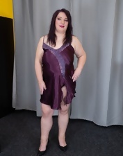 Yet another horny mature woman posing for hot XXX pics