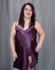 Yet another horny mature woman posing for hot XXX pics