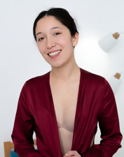 Amateur model with dark hair and a fat ass seems horny