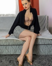 The mature feet of this woman look so tasty and suckable