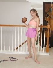 Flexible MILF Pussy Spread Fingering Pics