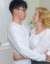 Mature Woman In Stockings And Leather Pics