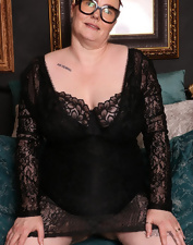 Mature Nude Pics: Saggy Tits & Big Booty Spread