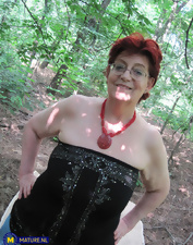 Outdoor Pics Of Mature Milf With Saggy Tits