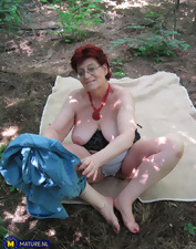 Outdoor Pics Of Mature Milf With Saggy Tits